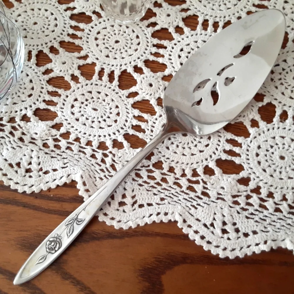 Oneida 1980s My Rose Pierced Pie Server